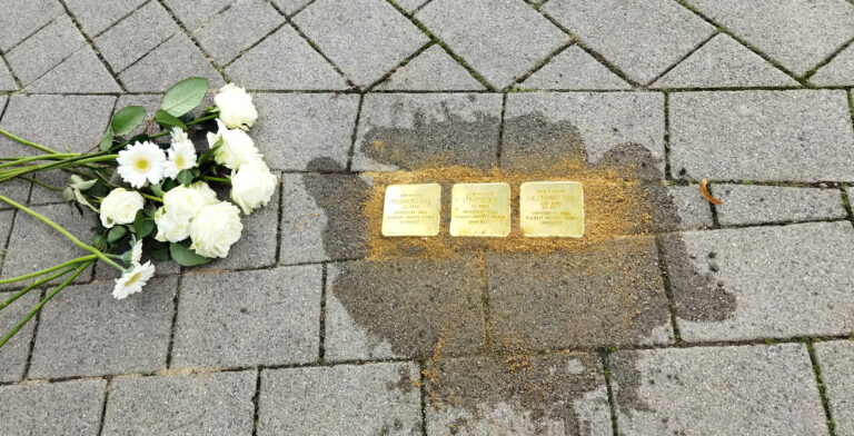 Am 12.September wurden im Hefelmannpark feierlich drei weitere Stolpersteine verlegt